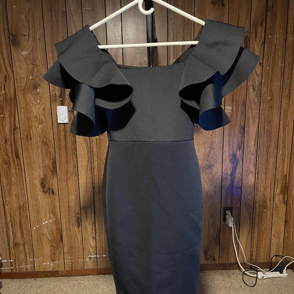 Boohoo Black Off-the-Shoulder Ruffle Midi Dress – Size 6 – NWT